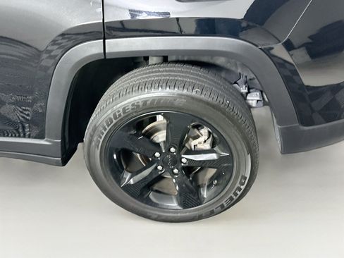 Used 2023 Jeep Grand Cherokee Altitude RWD image 11