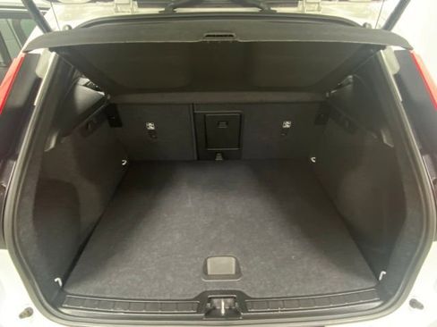 Used 2025 Volvo XC40 B5 Core image 9