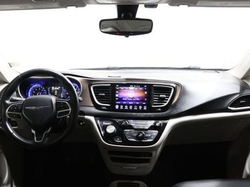 Used 2017 Chrysler Pacifica Touring-L FWD image 12