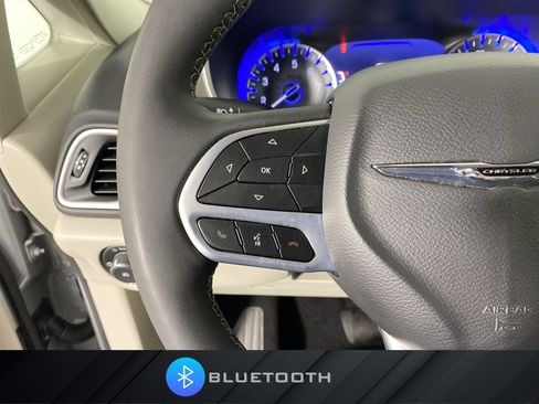 Used 2024 Chrysler Pacifica Touring-L image 22