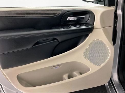 Used 2019 Dodge Grand Caravan SE w/ UConnect Hands-Free Group image 15