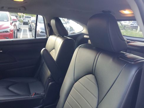 Used 2022 Toyota Highlander XLE image 13