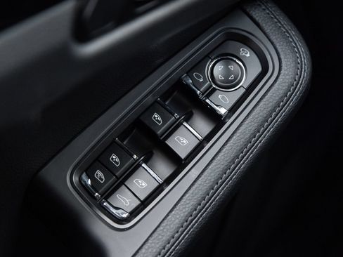Certified 2026 Porsche Macan AWD/4WD image 19