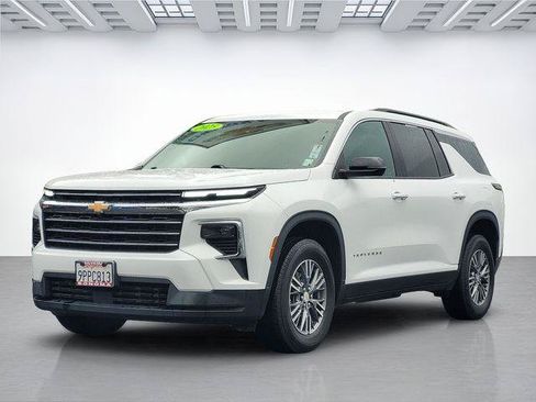 Used 2025 Chevrolet Traverse LT FWD image 8