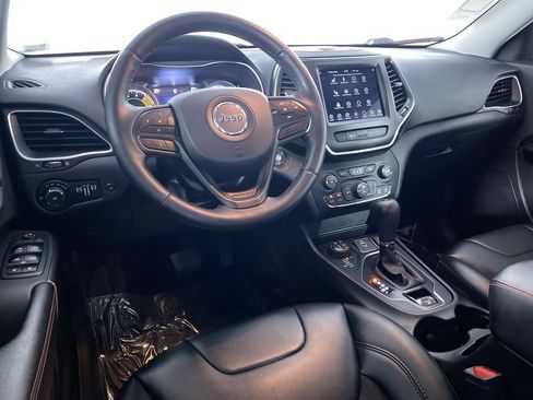 Used 2019 Jeep Cherokee Trailhawk w/ Comfort/Convenience Group AWD/4WD image 2