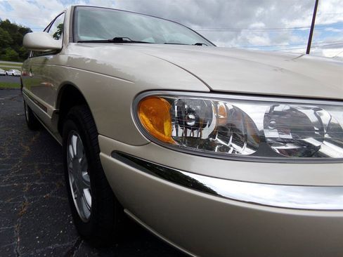 Used 2001 Lincoln Continental image 9