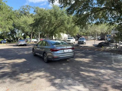 Used 2025 Volkswagen Jetta SE image 16