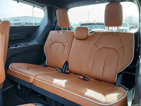 Used 2025 Chrysler Pacifica Pinnacle FWD image 14