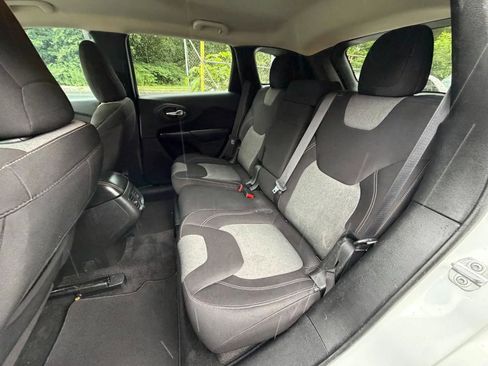 Used 2014 Jeep Cherokee Latitude w/ Comfort/Convenience Group FWD image 26