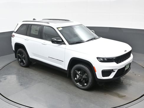 Used 2025 Jeep Grand Cherokee Limited w/ Black Appearance Package AWD/4WD image 24