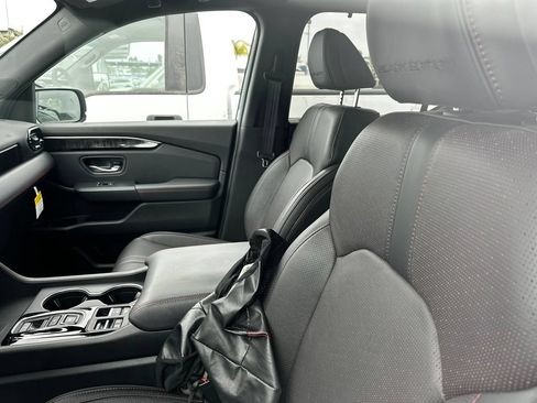 Used 2025 Honda Pilot Black Edition image 19