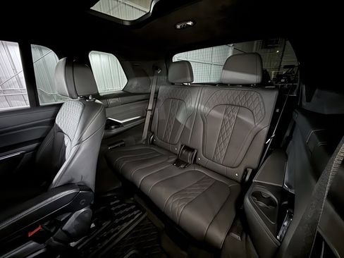 Used 2022 BMW X7 M50i image 25