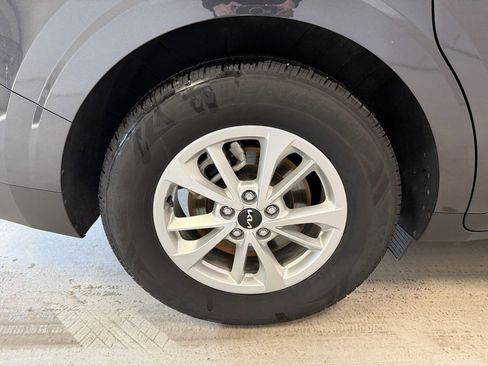 Used 2022 Kia Carnival LX image 11