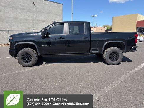 Used 2024 Chevrolet Silverado 2500 ZR2 w/ Technology Package image 13