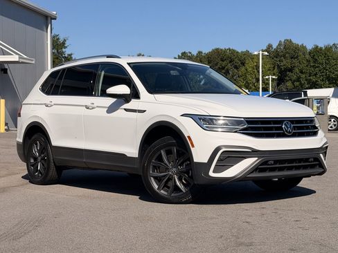 Used 2024 Volkswagen Tiguan SE FWD image 2