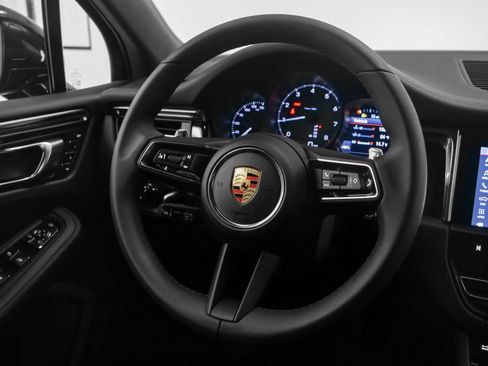Used 2025 Porsche Macan image 31