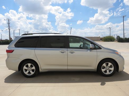 Used 2016 Toyota Sienna LE FWD image 6