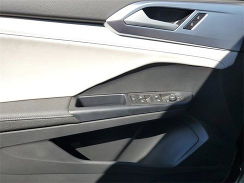 New 2025 Volkswagen Taos SE image 32