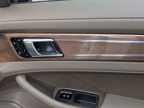 Used 2017 Porsche Panamera 4 image 37