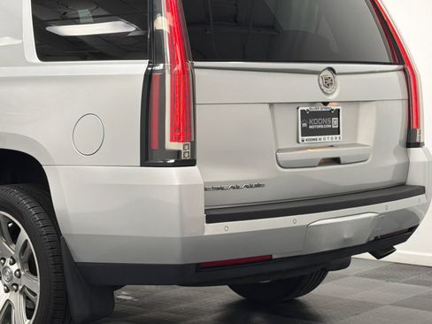 Used 2015 Cadillac Escalade Luxury AWD/4WD image 7