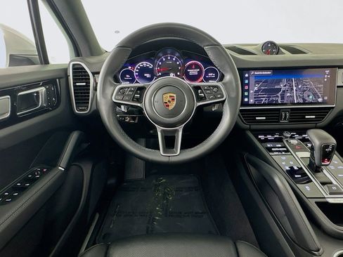 Used 2023 Porsche Cayenne Platinum Edition image 4