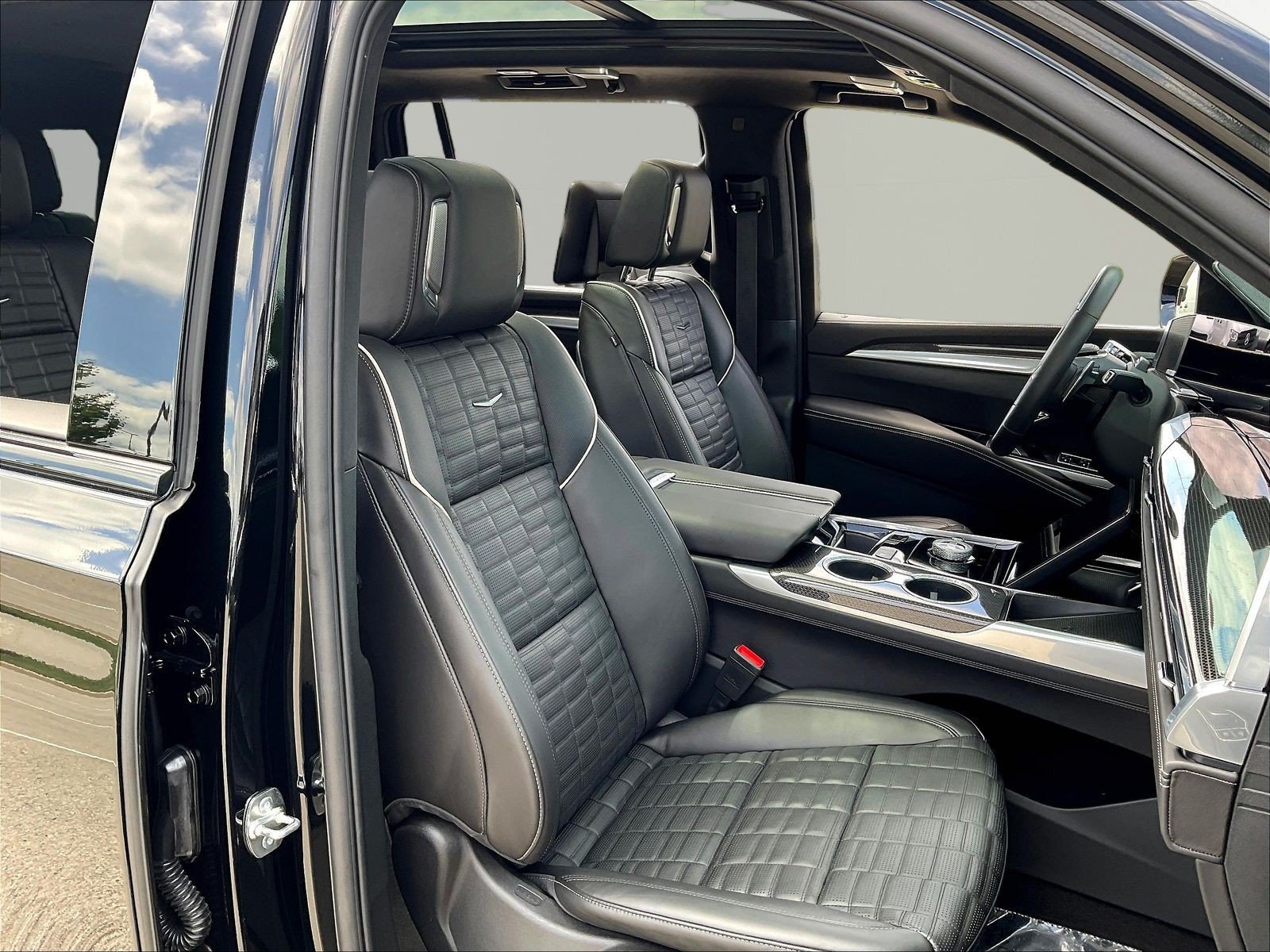 Used 2026 Cadillac Escalade ESV V w/ LPO, ONYX Package AWD/4WD image 30