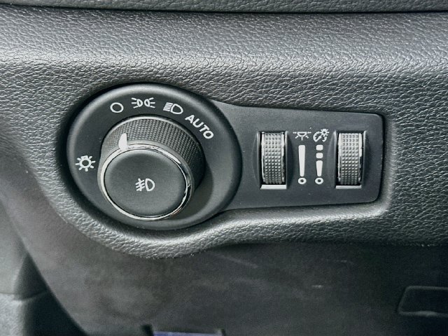 Used 2025 Chrysler Pacifica Premium FWD image 24