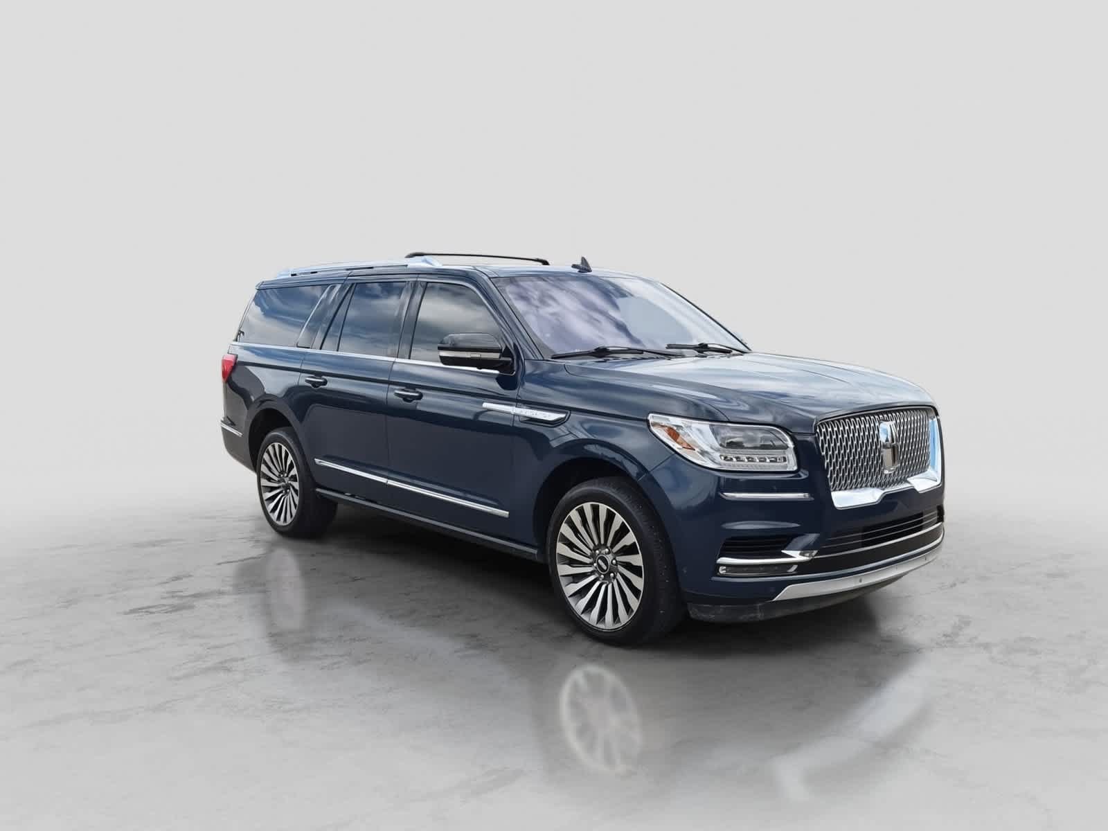 Used 2020 Lincoln Navigator L Reserve w/ Luxury Package AWD/4WD image 2