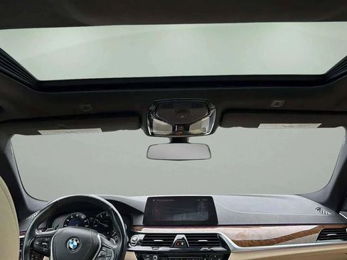 Used 2019 BMW 530i w/ Convenience Package image 31