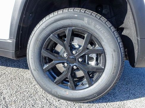 New 2025 Jeep Grand Cherokee L Altitude image 7