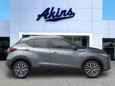 Used 2024 Nissan Kicks SV FWD image 1