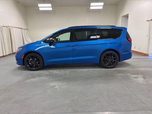 New 2026 Chrysler Pacifica Select image 5