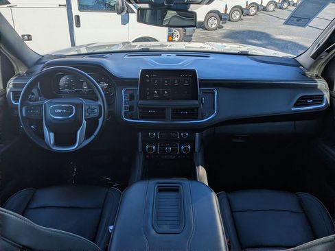 Used 2024 GMC Yukon XL SLT image 18