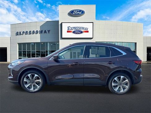 Used 2023 Ford Escape Platinum image 9