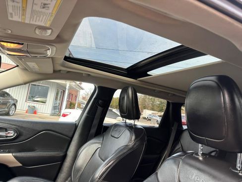 Used 2017 Jeep Cherokee Latitude w/ Comfort/Convenience Group image 23