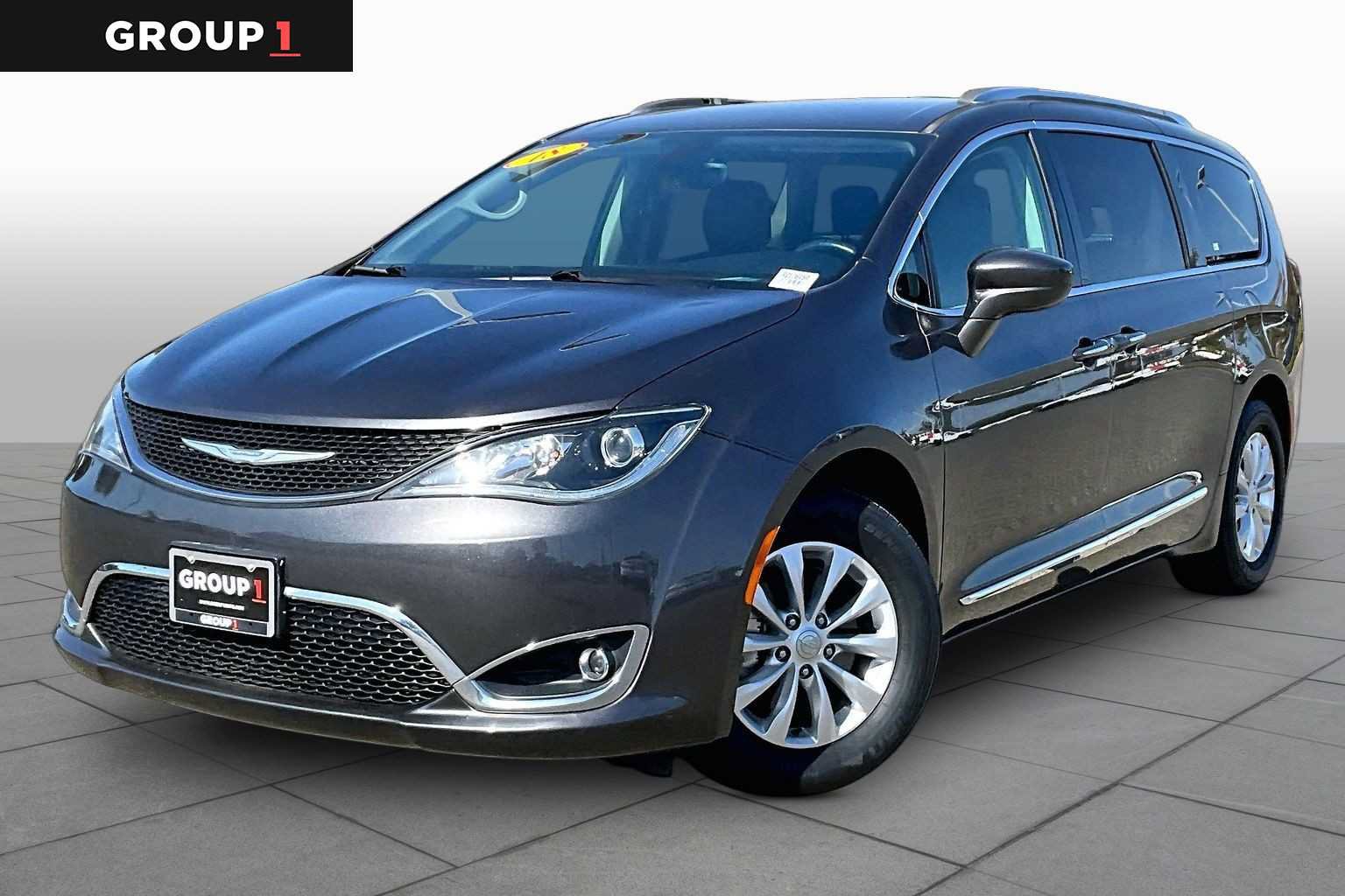 Used 2018 Chrysler Pacifica Touring-L FWD image 1
