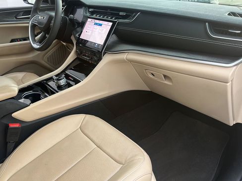 Used 2023 Jeep Grand Cherokee Limited w/ Luxury Tech Group II AWD/4WD image 14