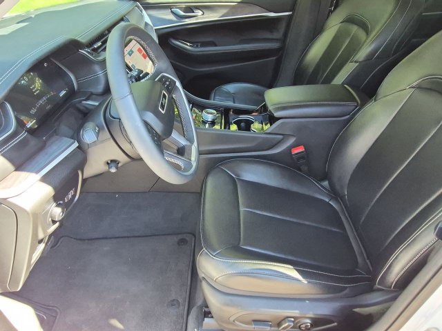 Used 2023 Jeep Grand Cherokee L Limited w/ Luxury Tech Group II AWD/4WD image 11