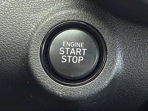 Used 2025 Hyundai Venue SEL FWD image 25