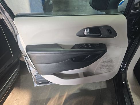 Used 2023 Chrysler Pacifica Touring-L FWD image 12