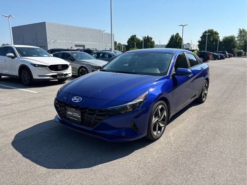 Used 2023 Hyundai Elantra SEL w/ Convenience Package FWD image 2