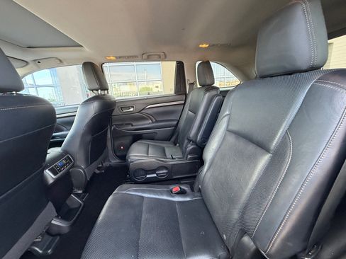 Used 2014 Toyota Highlander Limited w/ Driver Technology Package FWD image 17