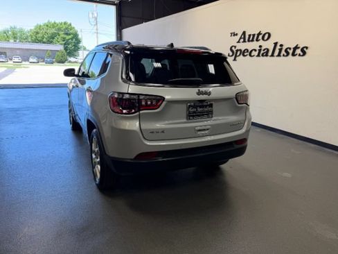 Used 2025 Jeep Compass Limited AWD/4WD image 3