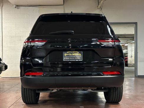 New 2025 Jeep Grand Cherokee image 4