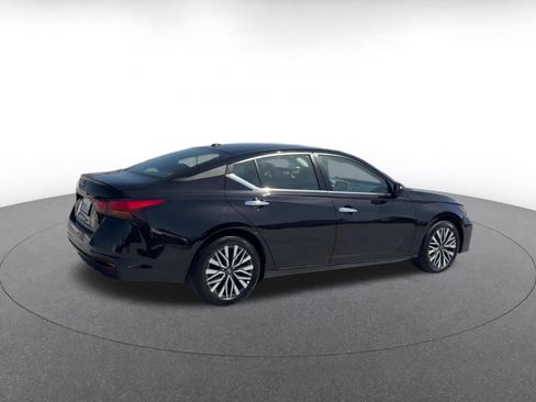 Used 2025 Nissan Altima 2.5 SV FWD image 14