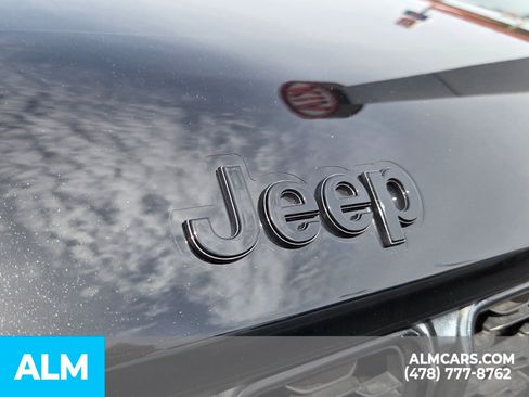 Used 2025 Jeep Grand Cherokee Altitude RWD image 21