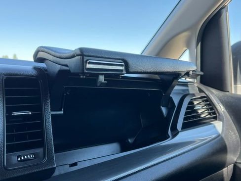 Used 2018 Toyota Sienna SE image 40