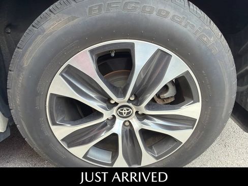 Used 2021 Toyota Highlander XLE AWD/4WD image 9