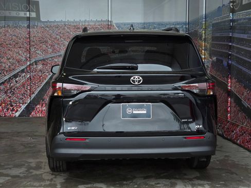 Certified 2026 Toyota Sienna XLE FWD image 7