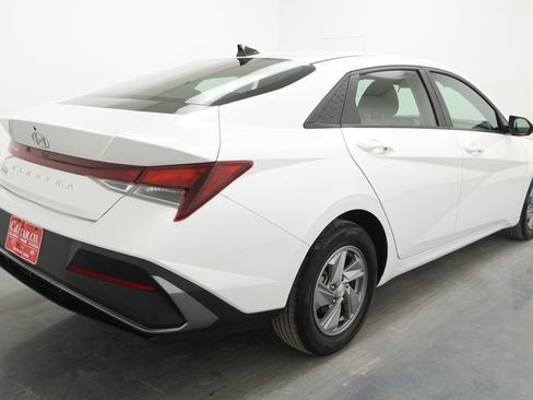 Used 2024 Hyundai Elantra SE FWD image 8